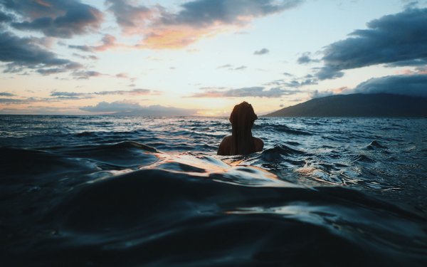 Человек на фоне океана