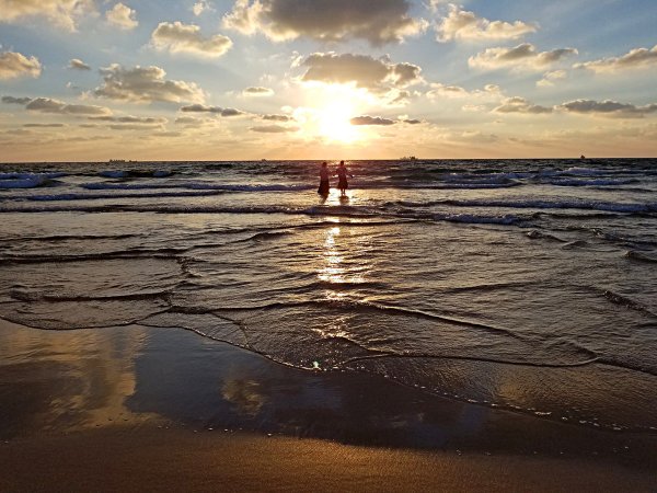 Август море закат