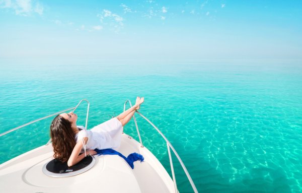 Девушка мечтает о море