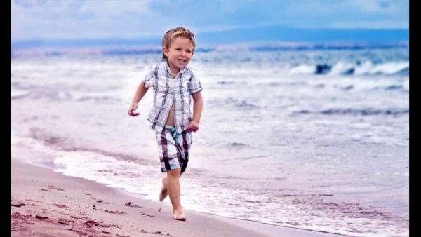 Дети бегут к морю