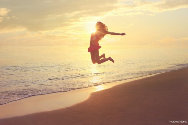 Счастливая девушка бежит