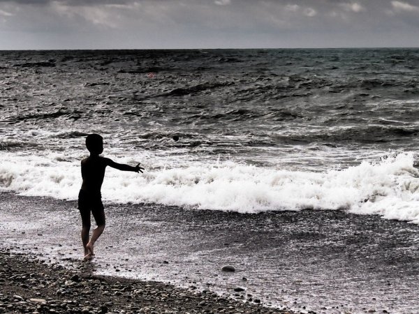 Мальчик у моря