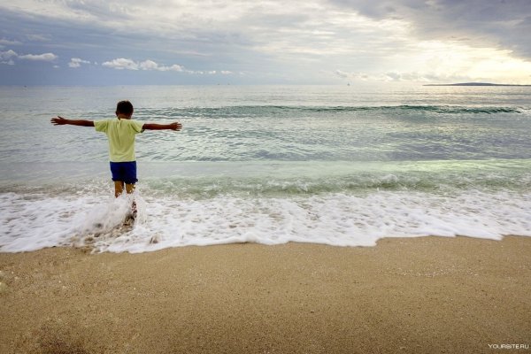 Мальчишки на берегу моря