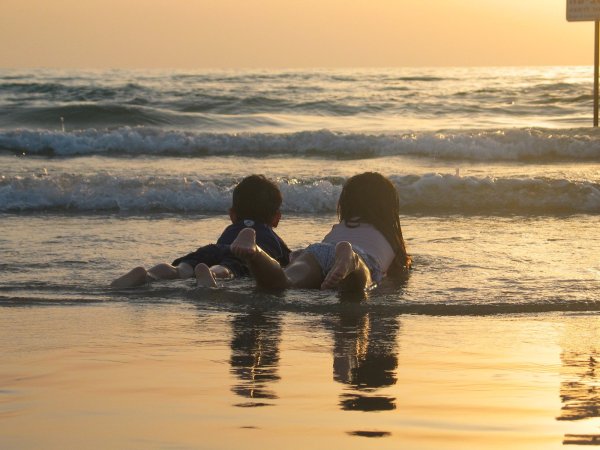 Мальчик и море живопись