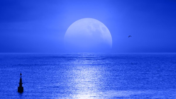 Луна и море