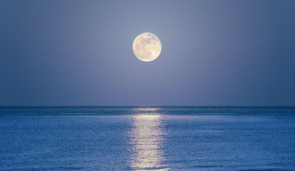 Лунная дорожка на море