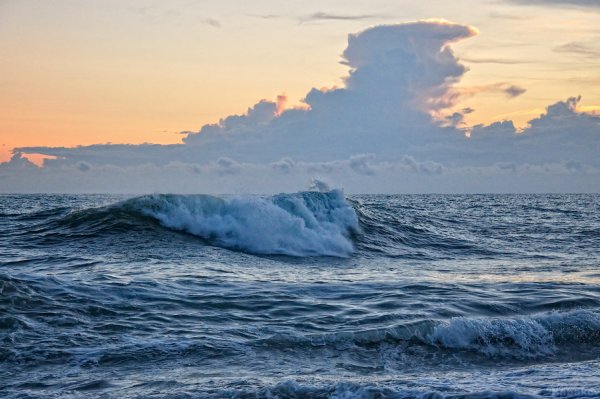 Море волнуется волны