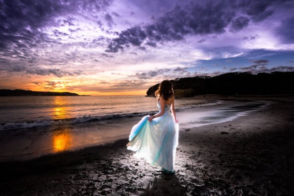 Девушка на берегу океана закат