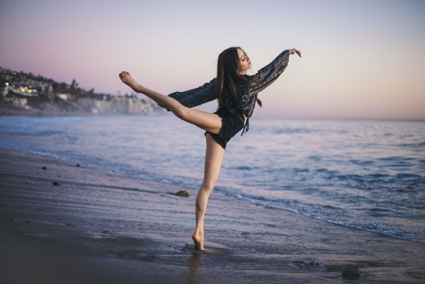 Танцующая девушка