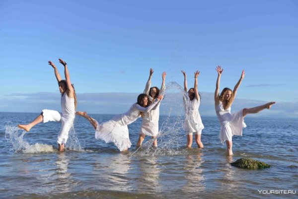 Женщина танцует на воде