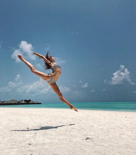 Гимнастки на пляже