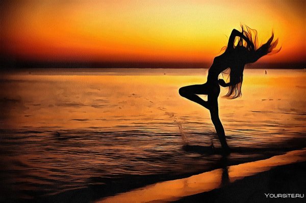 Девушка танцует на закате