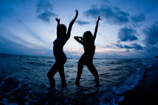 Танцы на берегу океана