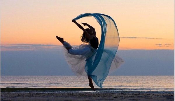 Танцующая девушка на берегу моря