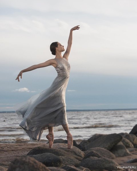 Девушка в синем платье у моря