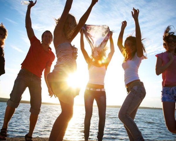 Танцует на закате