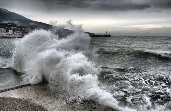 Сильный шторм на черном море