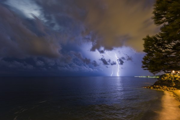 Грозовые облака над морем