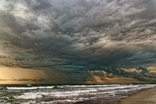 Грозовые тучи над морем