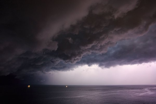 Грозовые тучи над морем