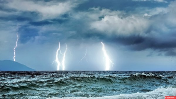 Гроза на море