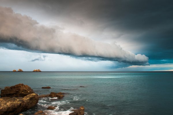 Облака над морем