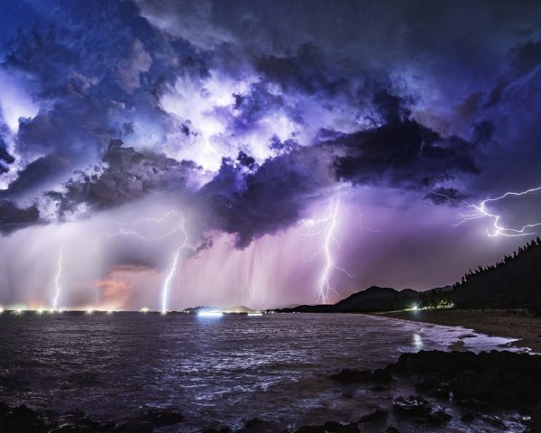 Молния на берегу океана