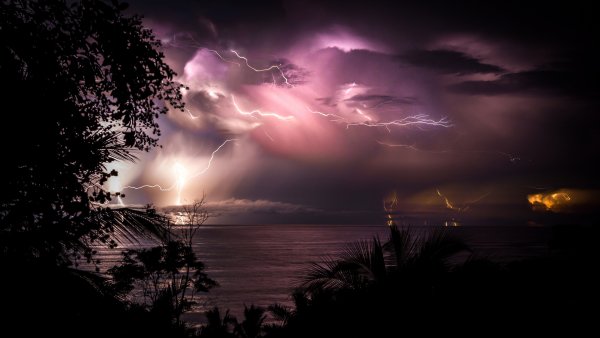 Ночное небо с грозой