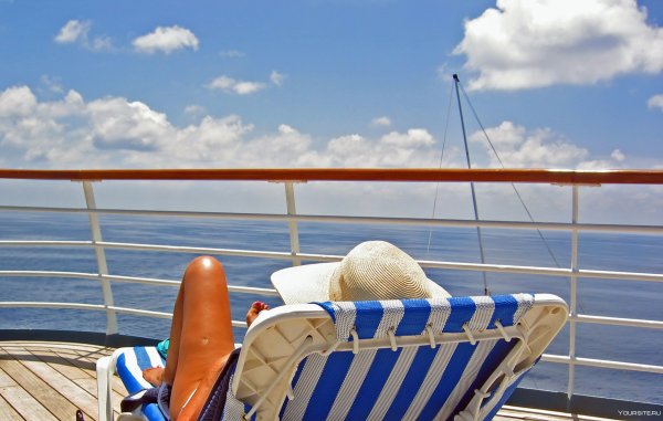 Шезлонги на палубе корабля