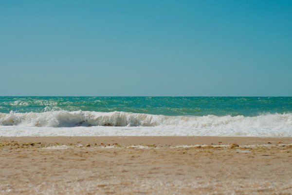 Морской пляж без людей