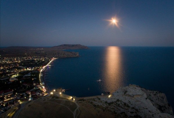 Черное море Судак набережная