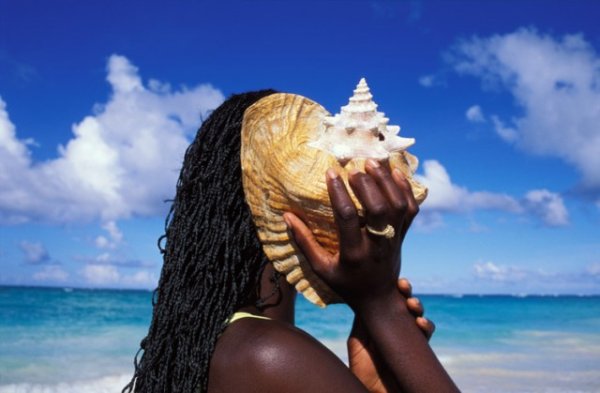 Девушка с ракушкой у уха