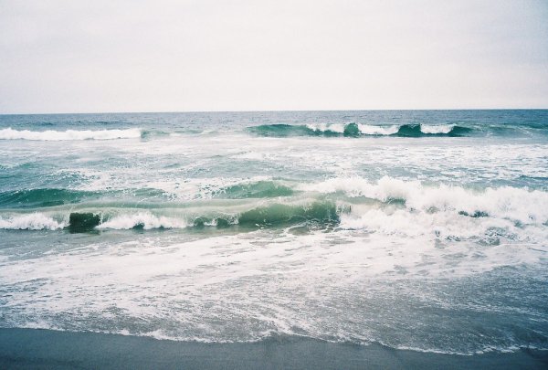 Девушка на берегу моря