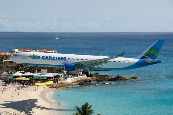 Взлет самолета в аэропорту Сочи