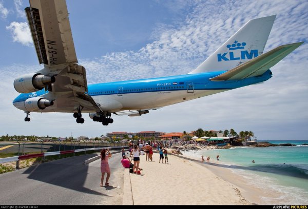 Полет самолета над морем