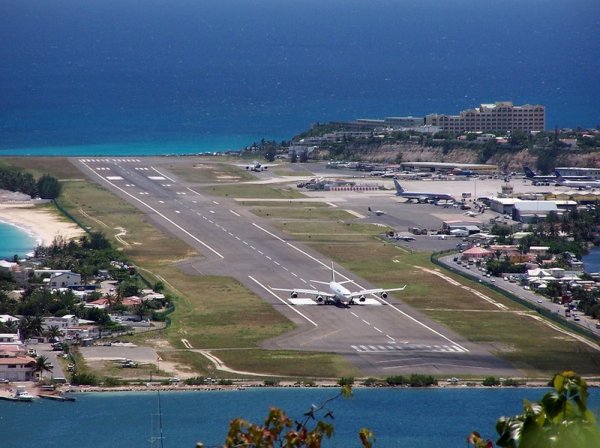 Самолет над морем