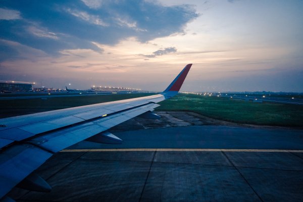 Самолет над морем