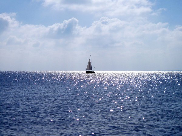 Море корабль вдали