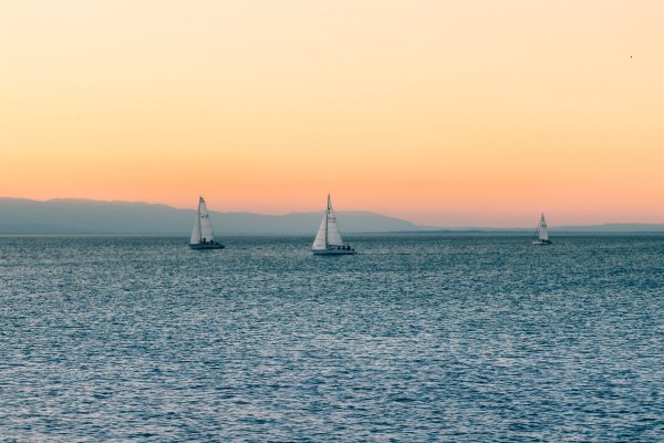 Парусник вдалеке