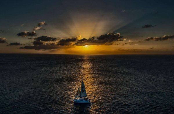 Море корабль вдали