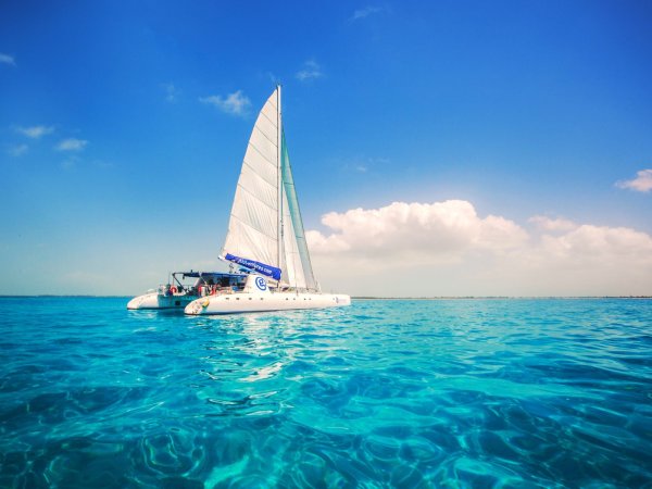 Яхта в океане