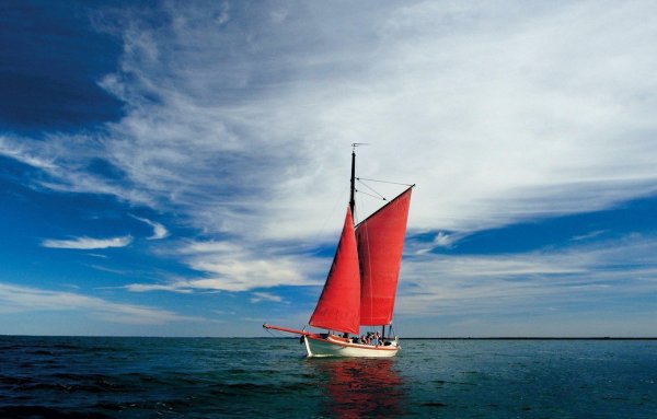 Парусная лодка в море