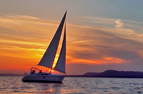 Парусная лодка