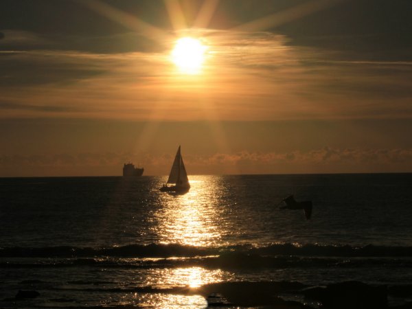 Море корабль вдали