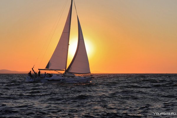 Парусная яхта на закате