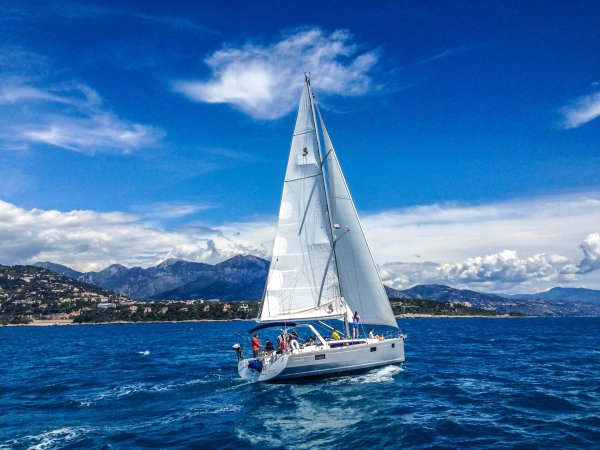 Парусная яхта на закате