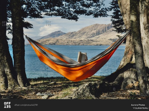 Девушка в гамаке на пляже