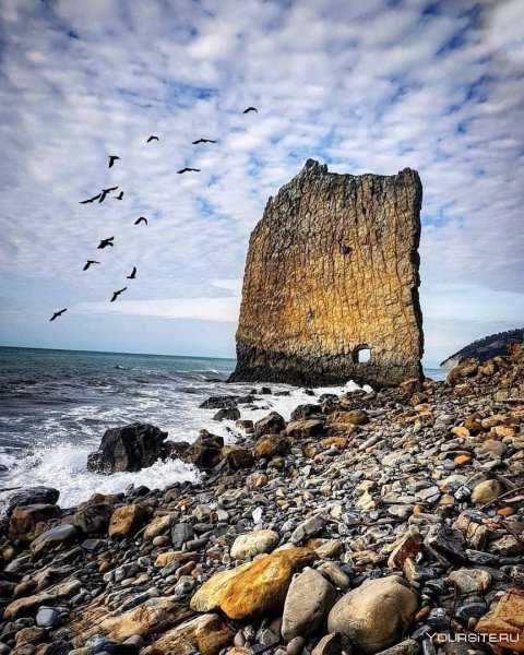 Набережная у памятника затопленным кораблям в Севастополе