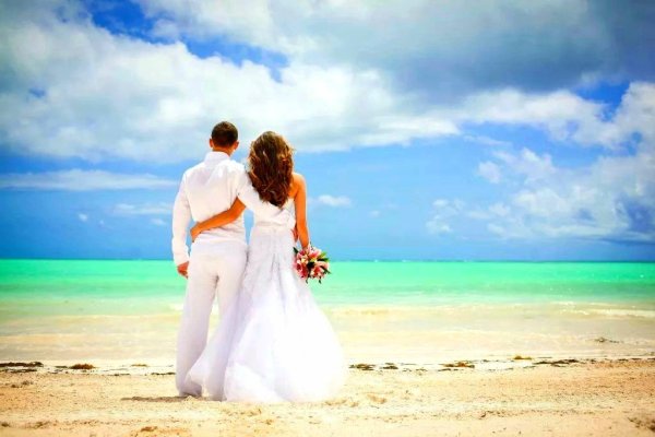 Молодожены на берегу моря