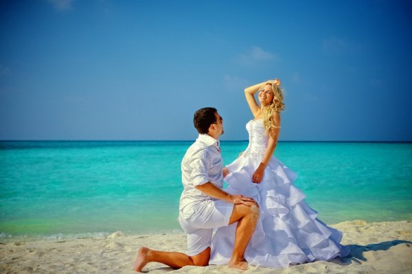Жених и невеста на море